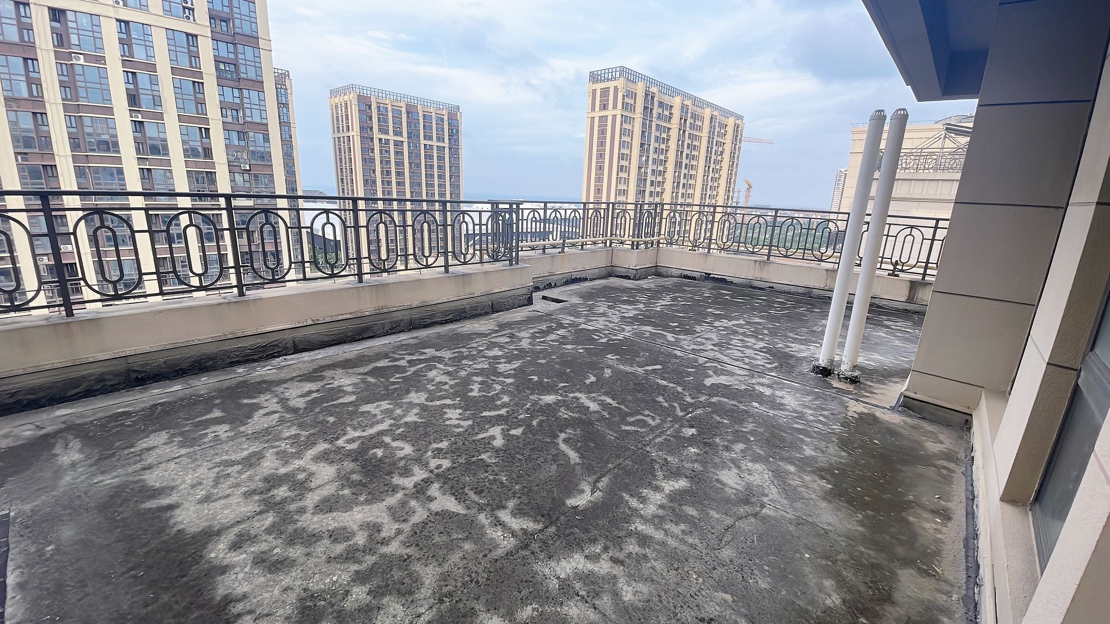 西海岸 高端小区 带露台复试房 环境好