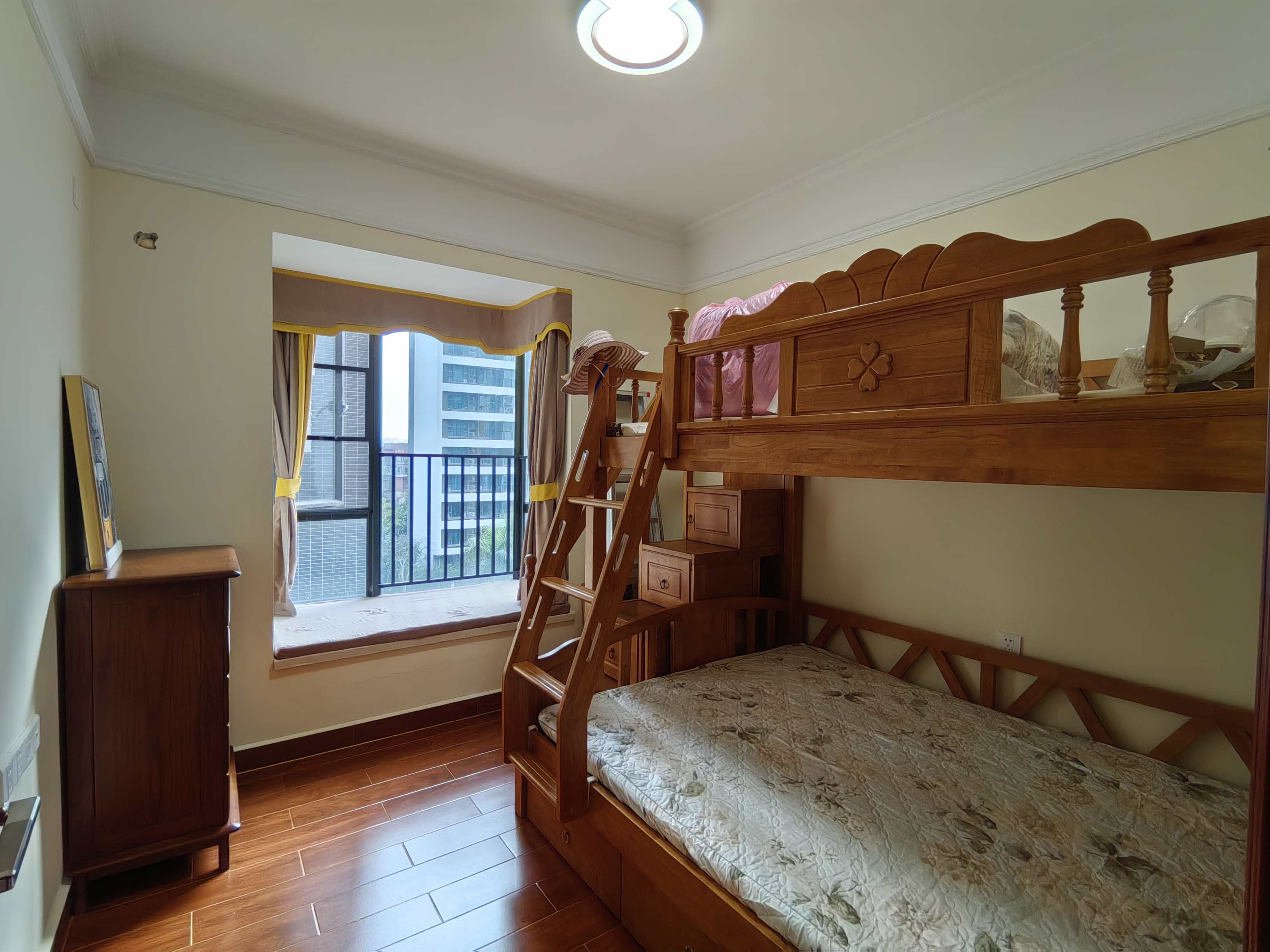 次卧