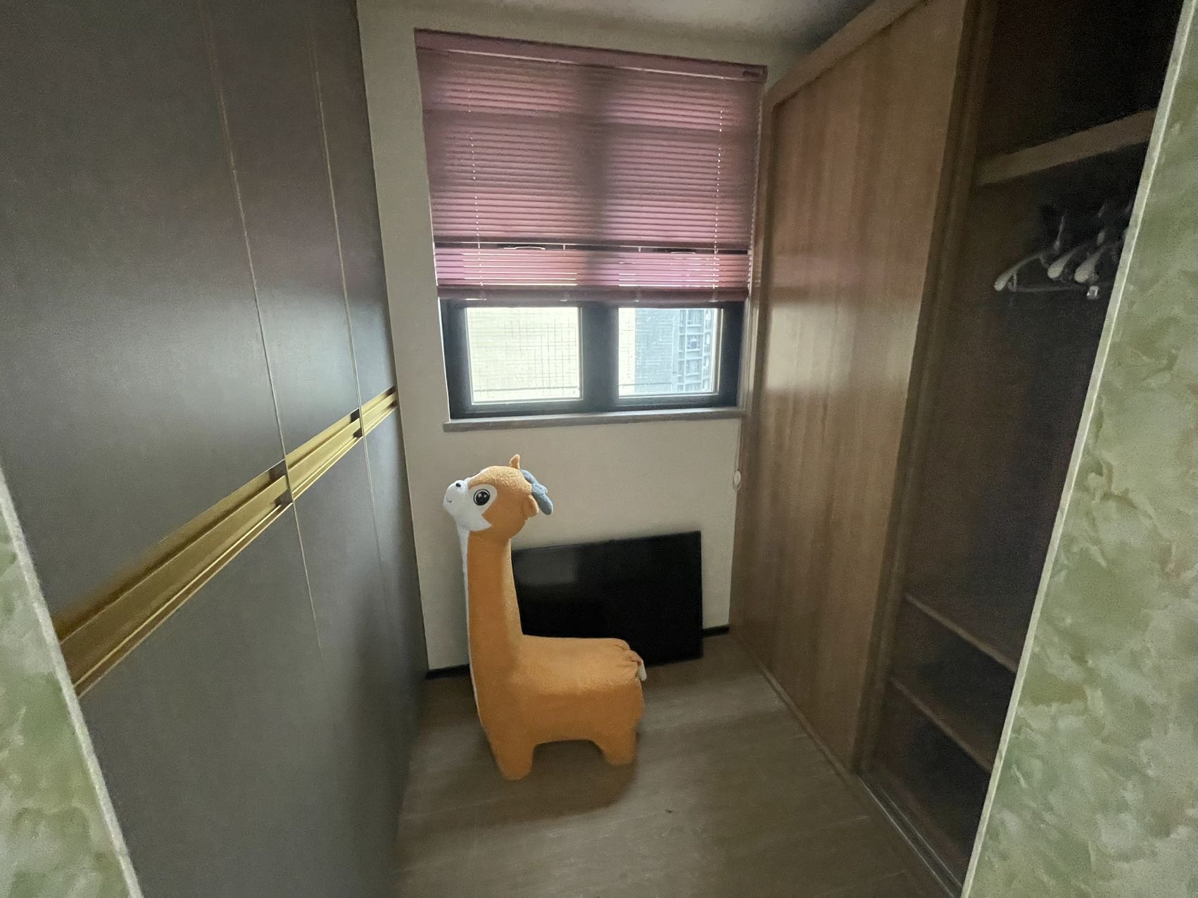 次卧
