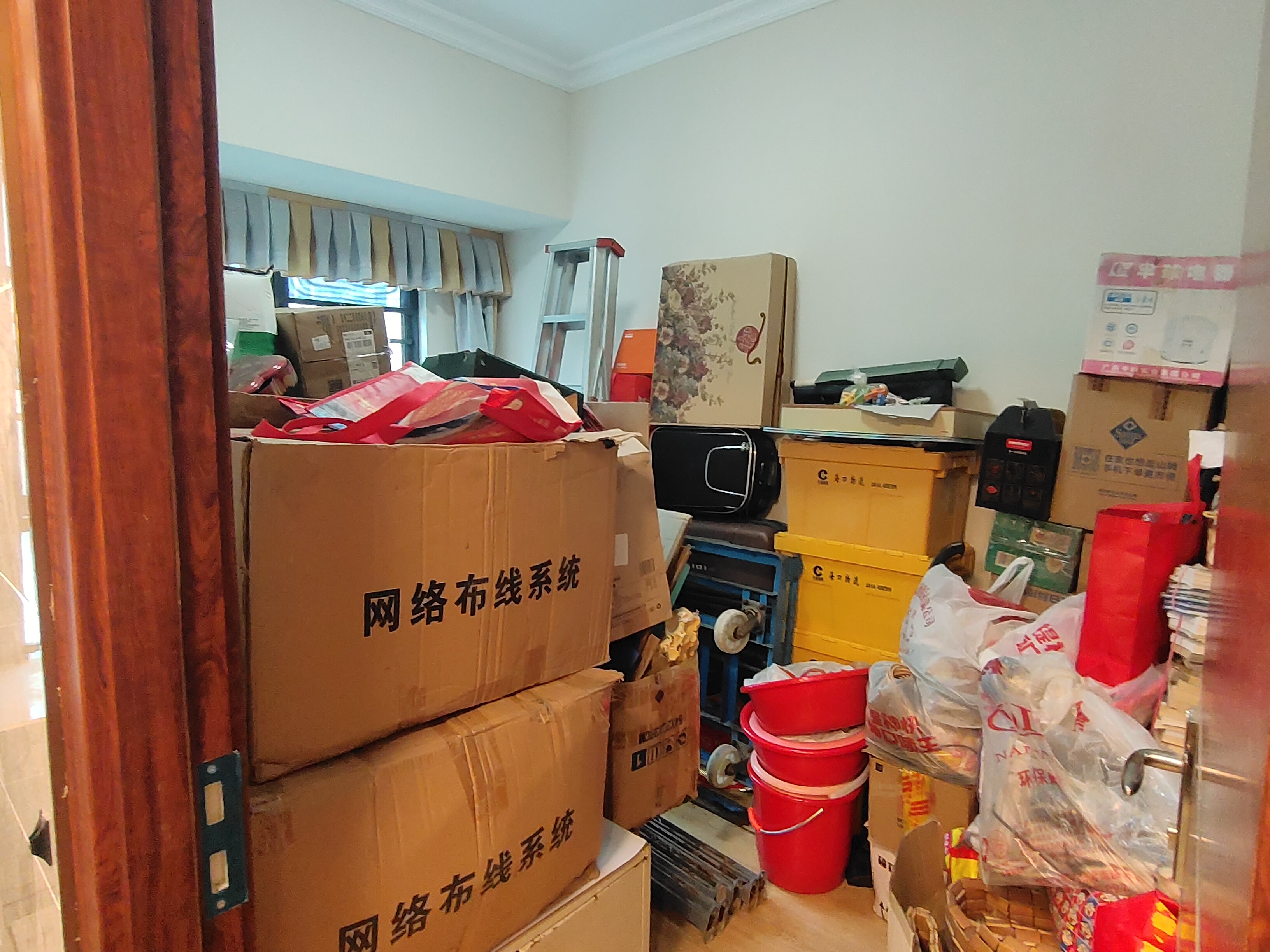 次卧
